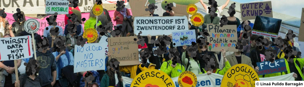 Bild von Demonstrierenden die Schilder gegen das Rechenzentrum in Kronstorf in die Kamera halten. Darunter auch ein Schild Kronstorf ist Zwentendorf 2.0. Copyright hat Linaá Pulido Barragán